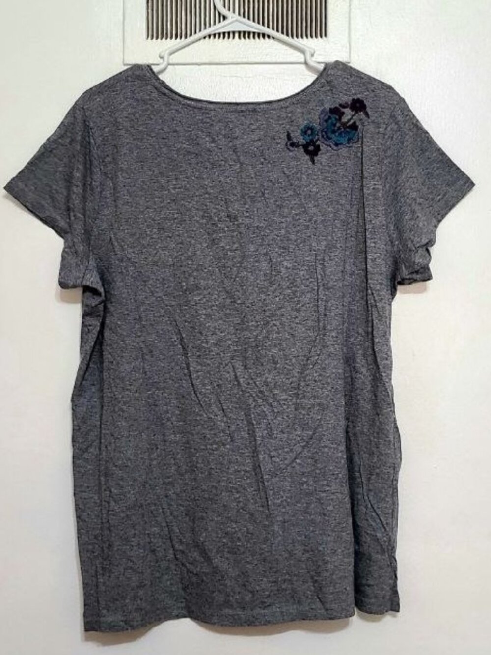 Gray Embroidered Floral V‑Neck Top - Picture 2 of 3